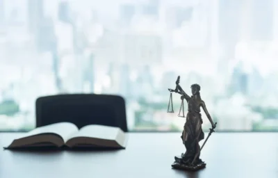 Scales of justice and law book for Fort Lauderdale commercial litigation attorneys